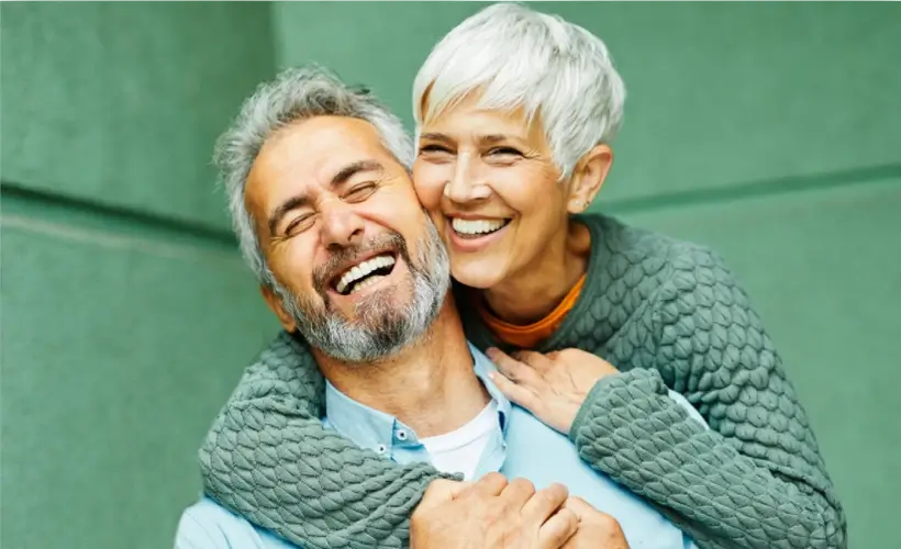 Couple de personnes âgées souriant