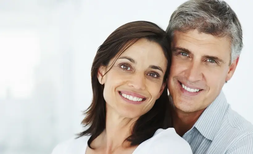 Couple de personnes souriant